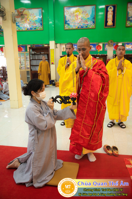 hinh-anh-trai-dan-chan-te-cung-duong-trai-tang-ngay-24-04-chua-quan-the-am-duc-trong-lam-dong-23.jpg