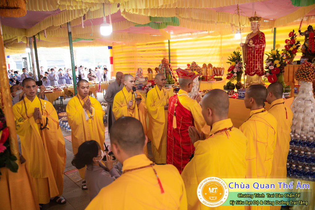 hinh-anh-trai-dan-chan-te-cung-duong-trai-tang-ngay-24-04-chua-quan-the-am-duc-trong-lam-dong-24.jpg