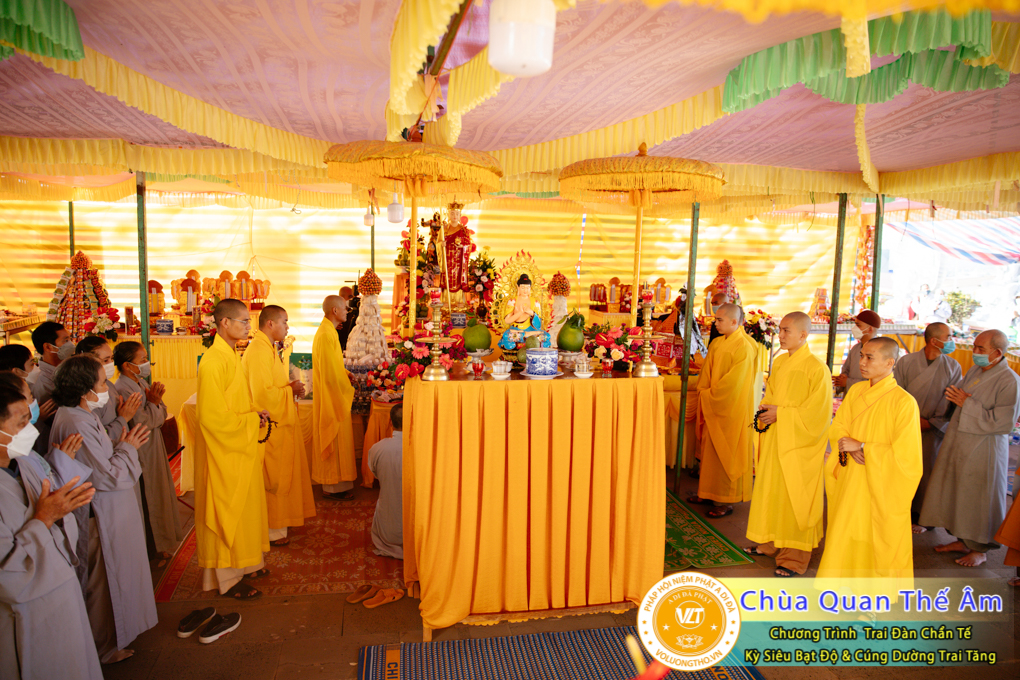 hinh-anh-trai-dan-chan-te-cung-duong-trai-tang-ngay-24-04-chua-quan-the-am-duc-trong-lam-dong-25.jpg