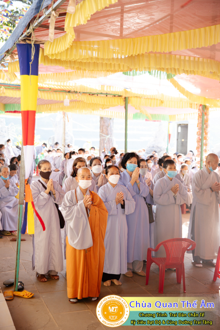 hinh-anh-trai-dan-chan-te-cung-duong-trai-tang-ngay-24-04-chua-quan-the-am-duc-trong-lam-dong-26.jpg