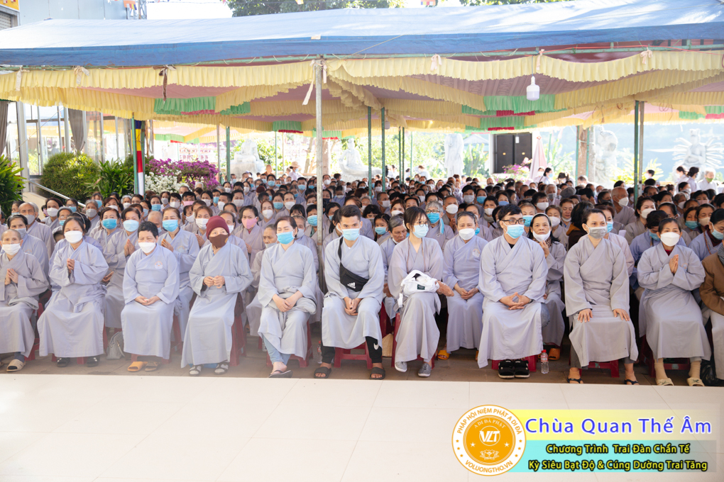 hinh-anh-trai-dan-chan-te-cung-duong-trai-tang-ngay-24-04-chua-quan-the-am-duc-trong-lam-dong-27.jpg