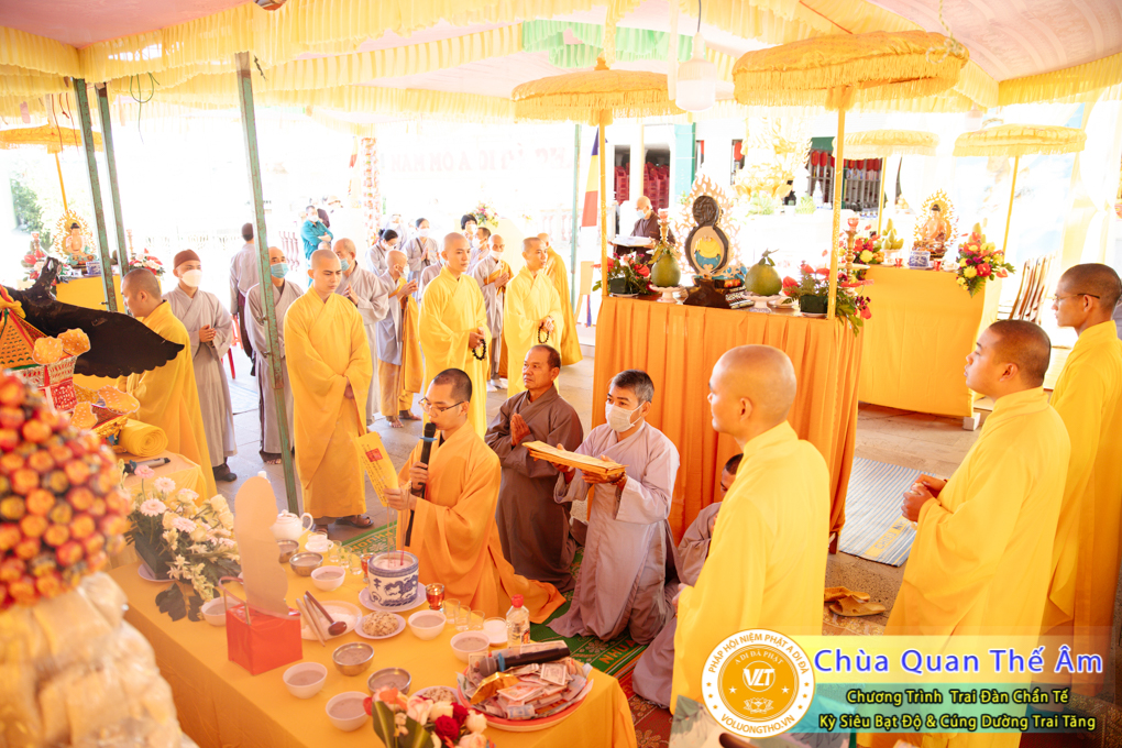 hinh-anh-trai-dan-chan-te-cung-duong-trai-tang-ngay-24-04-chua-quan-the-am-duc-trong-lam-dong-29.jpg