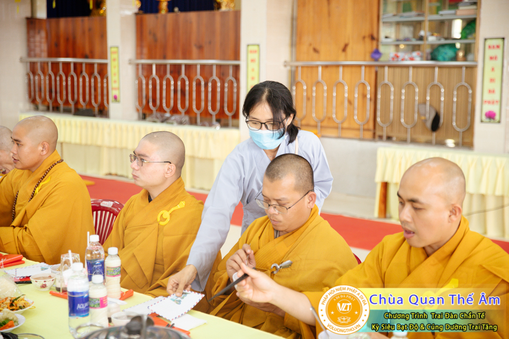 hinh-anh-trai-dan-chan-te-cung-duong-trai-tang-ngay-24-04-chua-quan-the-am-duc-trong-lam-dong-3.jpg