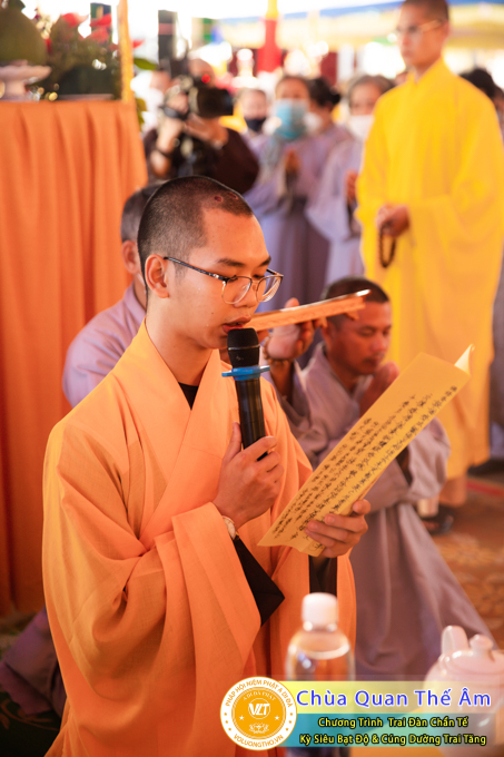 hinh-anh-trai-dan-chan-te-cung-duong-trai-tang-ngay-24-04-chua-quan-the-am-duc-trong-lam-dong-31.jpg