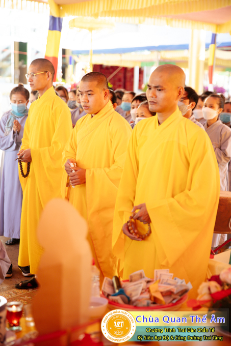 hinh-anh-trai-dan-chan-te-cung-duong-trai-tang-ngay-24-04-chua-quan-the-am-duc-trong-lam-dong-32.jpg