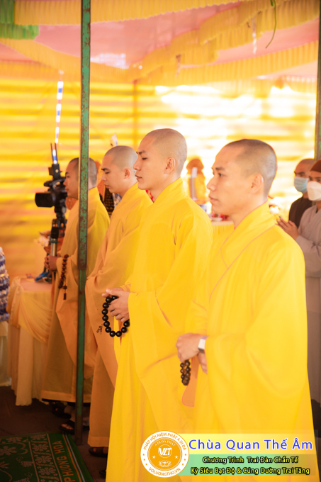 hinh-anh-trai-dan-chan-te-cung-duong-trai-tang-ngay-24-04-chua-quan-the-am-duc-trong-lam-dong-33.jpg