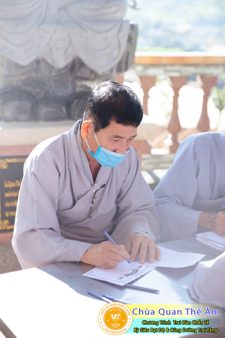 hinh-anh-trai-dan-chan-te-cung-duong-trai-tang-ngay-24-04-chua-quan-the-am-duc-trong-lam-dong-39.jpg