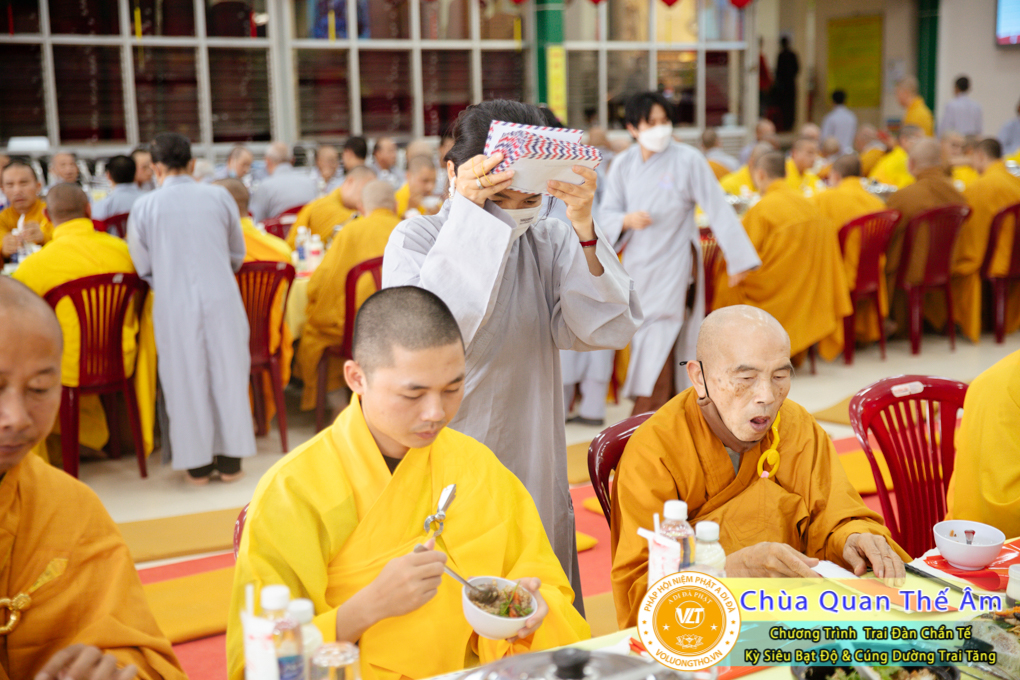 hinh-anh-trai-dan-chan-te-cung-duong-trai-tang-ngay-24-04-chua-quan-the-am-duc-trong-lam-dong-4.jpg
