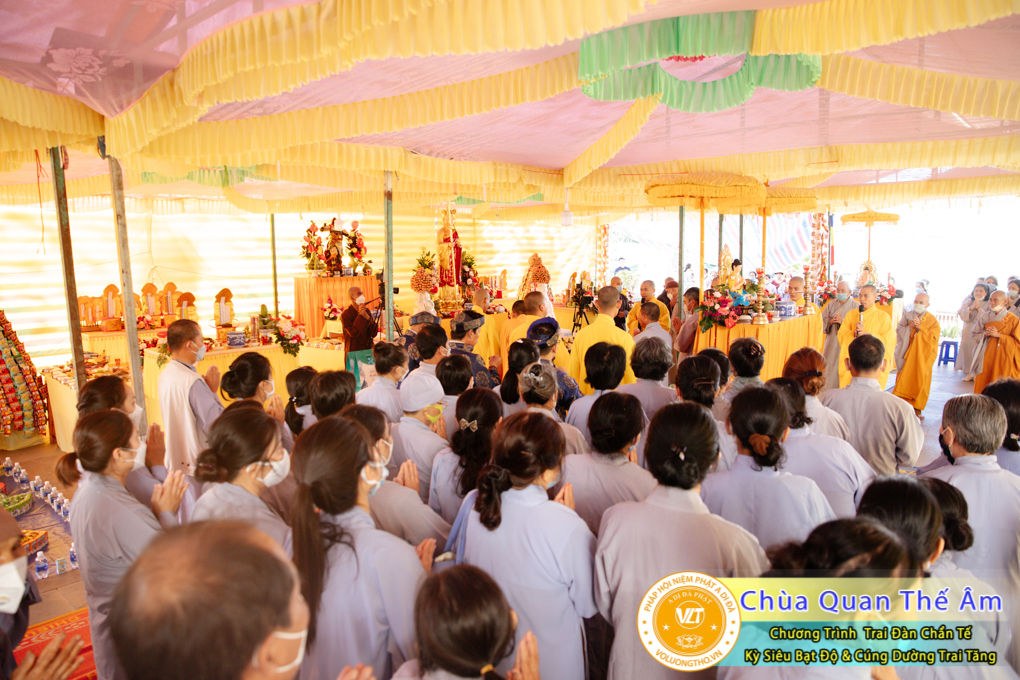 hinh-anh-trai-dan-chan-te-cung-duong-trai-tang-ngay-24-04-chua-quan-the-am-duc-trong-lam-dong-43.jpg