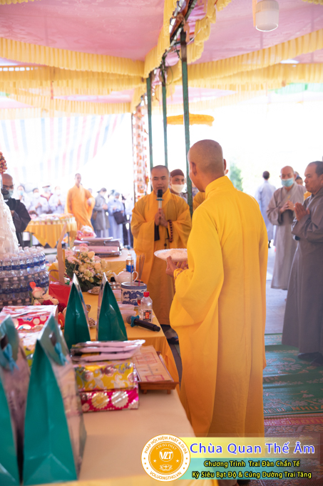 hinh-anh-trai-dan-chan-te-cung-duong-trai-tang-ngay-24-04-chua-quan-the-am-duc-trong-lam-dong-44.jpg