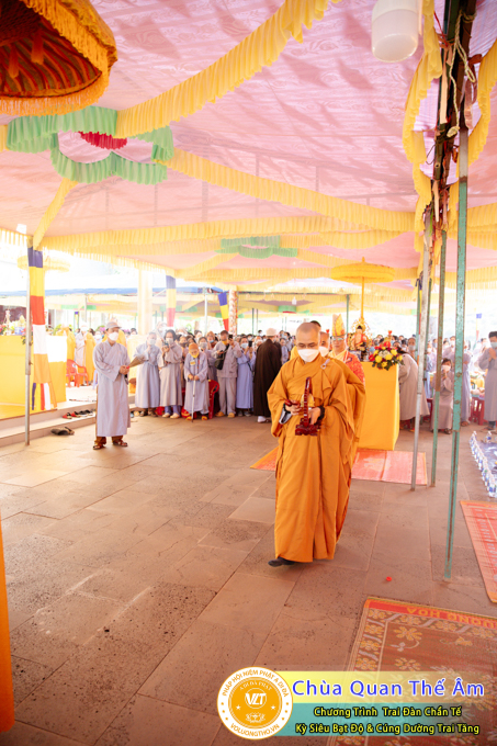 hinh-anh-trai-dan-chan-te-cung-duong-trai-tang-ngay-24-04-chua-quan-the-am-duc-trong-lam-dong-49.jpg