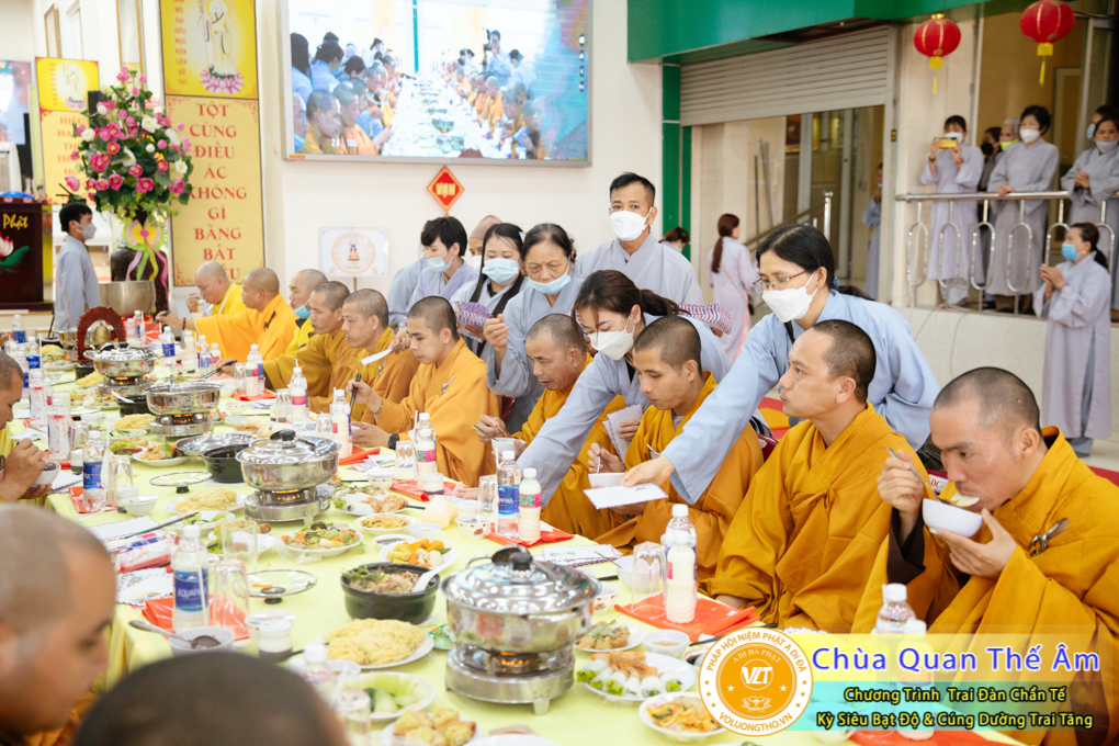 hinh-anh-trai-dan-chan-te-cung-duong-trai-tang-ngay-24-04-chua-quan-the-am-duc-trong-lam-dong-5.jpg