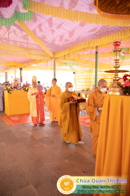 hinh-anh-trai-dan-chan-te-cung-duong-trai-tang-ngay-24-04-chua-quan-the-am-duc-trong-lam-dong-50.jpg