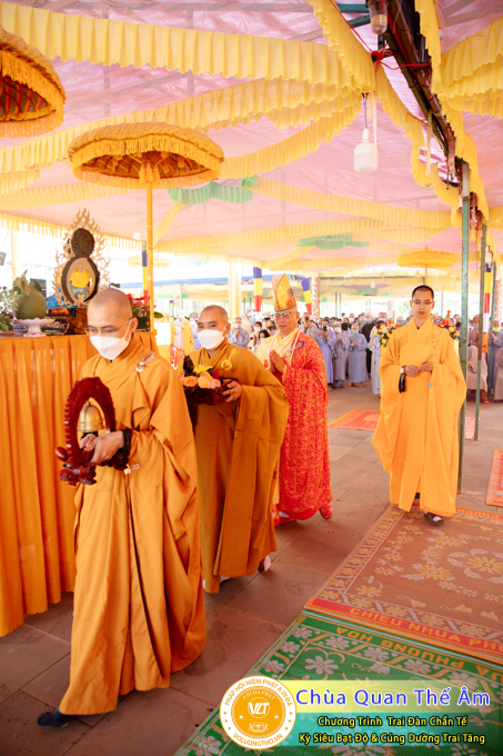 hinh-anh-trai-dan-chan-te-cung-duong-trai-tang-ngay-24-04-chua-quan-the-am-duc-trong-lam-dong-51.jpg