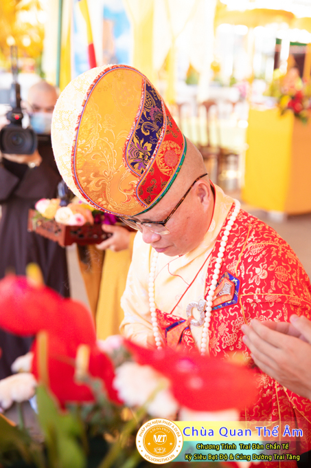 hinh-anh-trai-dan-chan-te-cung-duong-trai-tang-ngay-24-04-chua-quan-the-am-duc-trong-lam-dong-52.jpg