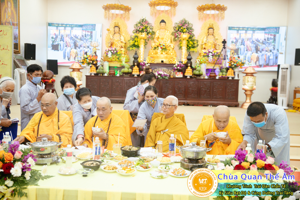 hinh-anh-trai-dan-chan-te-cung-duong-trai-tang-ngay-24-04-chua-quan-the-am-duc-trong-lam-dong-6.jpg