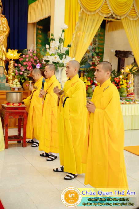 hinh-anh-trai-dan-chan-te-cung-duong-trai-tang-ngay-24-04-chua-quan-the-am-duc-trong-lam-dong-61.jpg