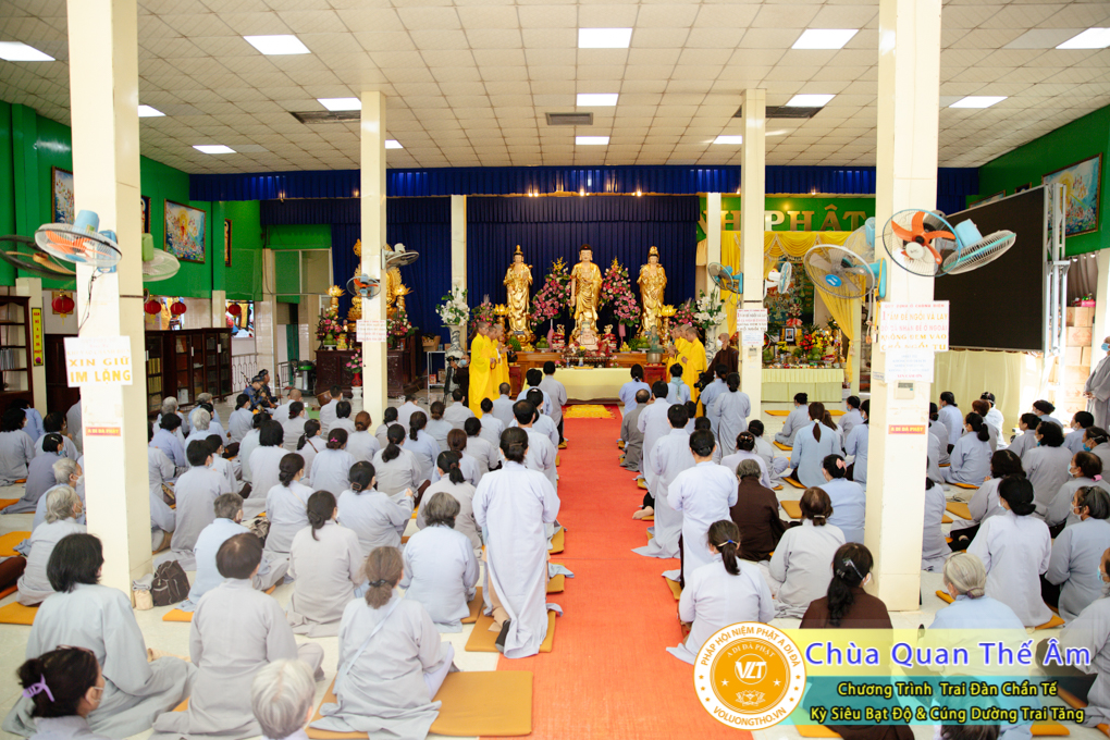 hinh-anh-trai-dan-chan-te-cung-duong-trai-tang-ngay-24-04-chua-quan-the-am-duc-trong-lam-dong-66.jpg