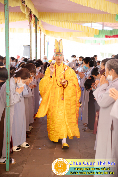 hinh-anh-trai-dan-chan-te-cung-duong-trai-tang-ngay-24-04-chua-quan-the-am-duc-trong-lam-dong-69.jpg