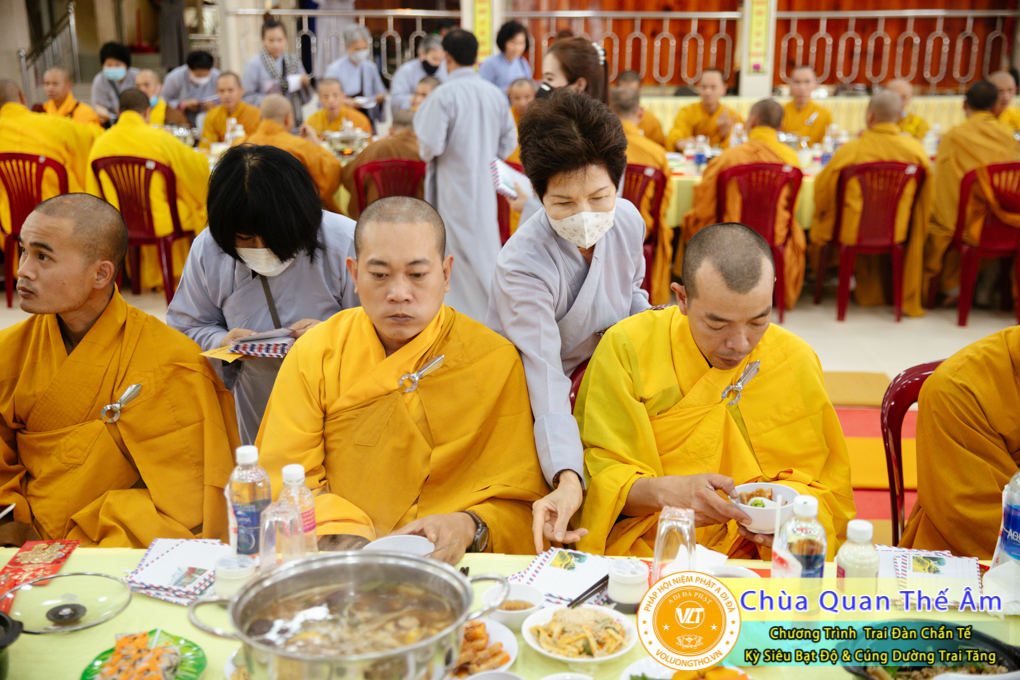 hinh-anh-trai-dan-chan-te-cung-duong-trai-tang-ngay-24-04-chua-quan-the-am-duc-trong-lam-dong-7.jpg
