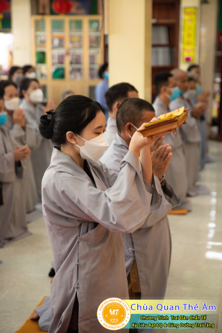 hinh-anh-trai-dan-chan-te-cung-duong-trai-tang-ngay-24-04-chua-quan-the-am-duc-trong-lam-dong-74.jpg