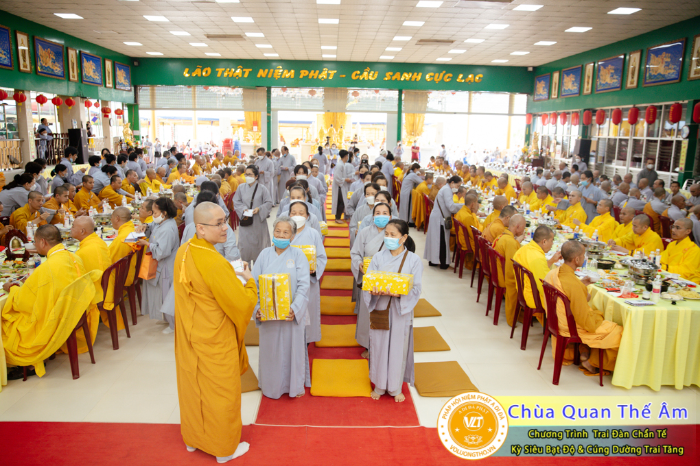 hinh-anh-trai-dan-chan-te-cung-duong-trai-tang-ngay-24-04-chua-quan-the-am-duc-trong-lam-dong-8.jpg