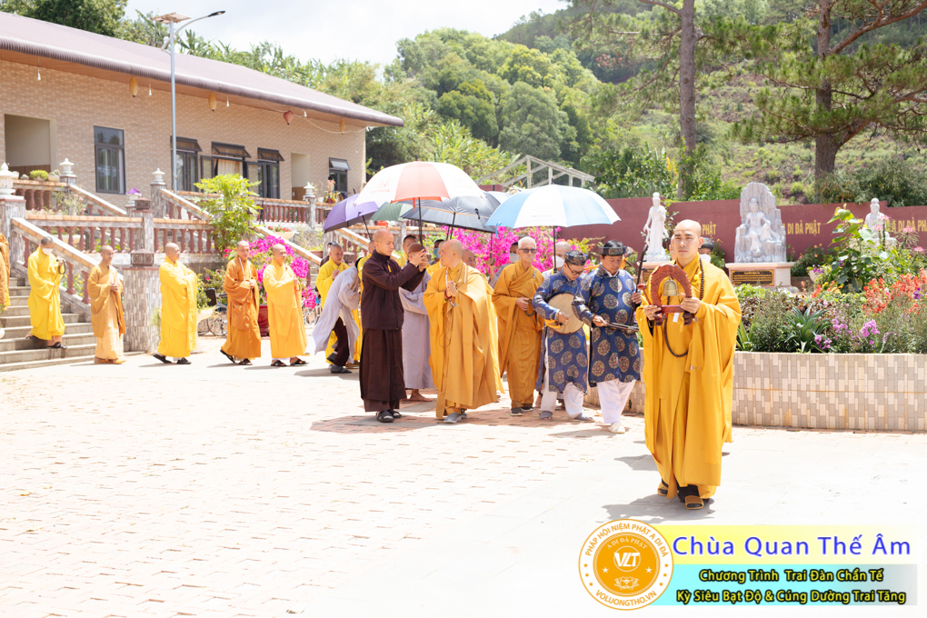 hinh-anh-trai-dan-chan-te-cung-duong-trai-tang-ngay-24-04-chua-quan-the-am-duc-trong-lam-dong-83.jpg