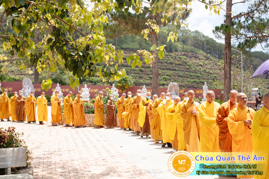hinh-anh-trai-dan-chan-te-cung-duong-trai-tang-ngay-24-04-chua-quan-the-am-duc-trong-lam-dong-84.jpg