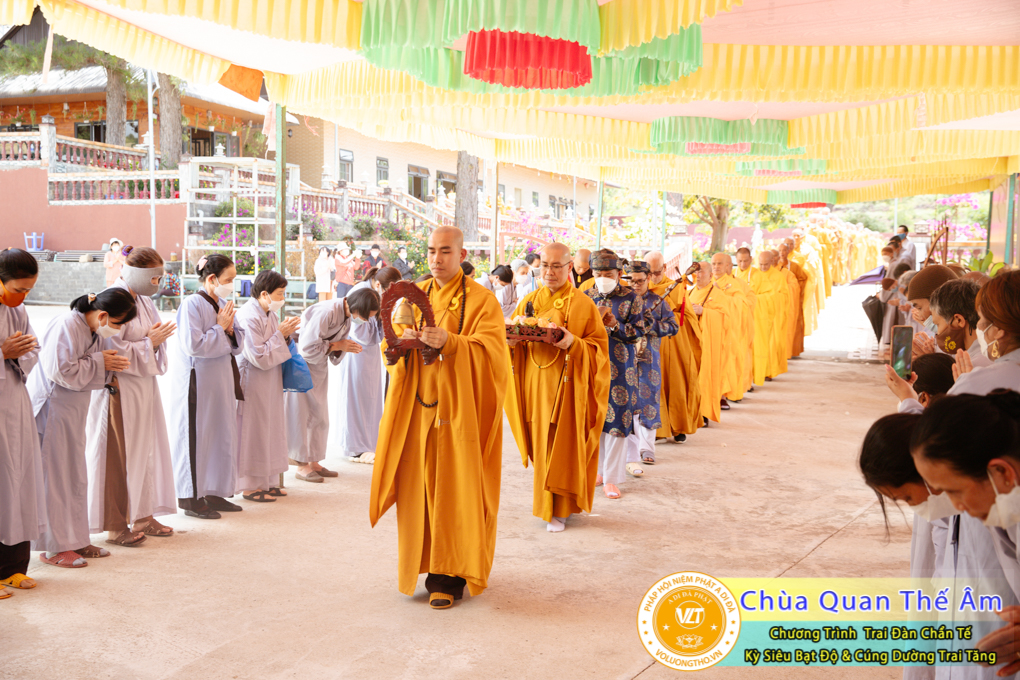 hinh-anh-trai-dan-chan-te-cung-duong-trai-tang-ngay-24-04-chua-quan-the-am-duc-trong-lam-dong-85.jpg