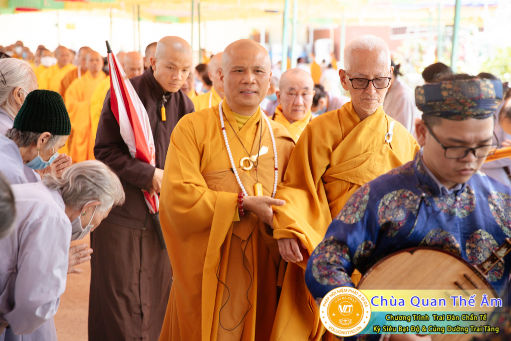 hinh-anh-trai-dan-chan-te-cung-duong-trai-tang-ngay-24-04-chua-quan-the-am-duc-trong-lam-dong-86.jpg