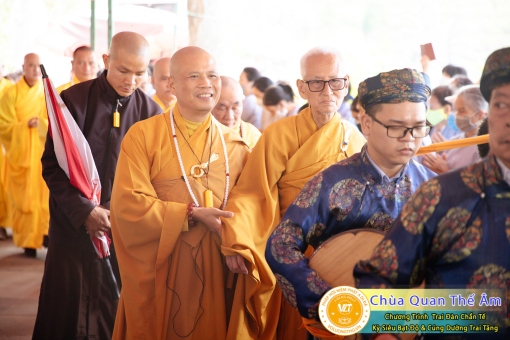 hinh-anh-trai-dan-chan-te-cung-duong-trai-tang-ngay-24-04-chua-quan-the-am-duc-trong-lam-dong-88.jpg