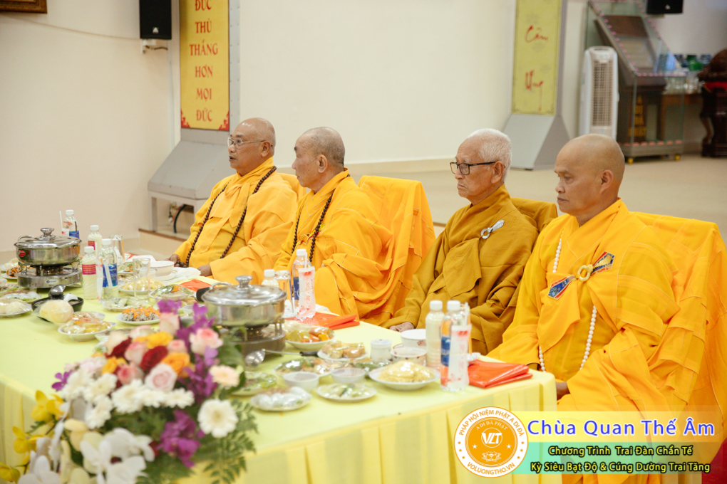 hinh-anh-trai-dan-chan-te-cung-duong-trai-tang-ngay-24-04-chua-quan-the-am-duc-trong-lam-dong-89.jpg