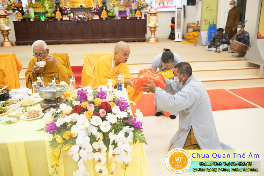 hinh-anh-trai-dan-chan-te-cung-duong-trai-tang-ngay-24-04-chua-quan-the-am-duc-trong-lam-dong-9.jpg