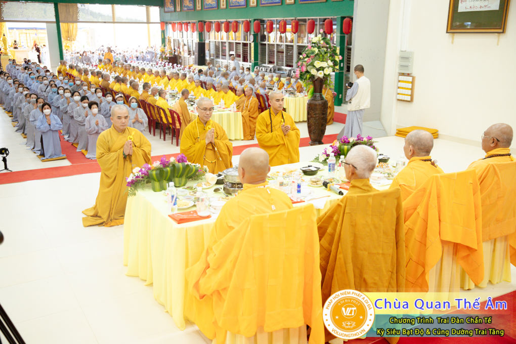 hinh-anh-trai-dan-chan-te-cung-duong-trai-tang-ngay-24-04-chua-quan-the-am-duc-trong-lam-dong-93.jpg