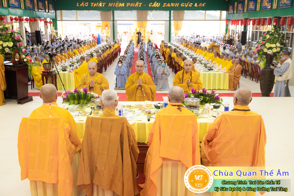 hinh-anh-trai-dan-chan-te-cung-duong-trai-tang-ngay-24-04-chua-quan-the-am-duc-trong-lam-dong-94.jpg