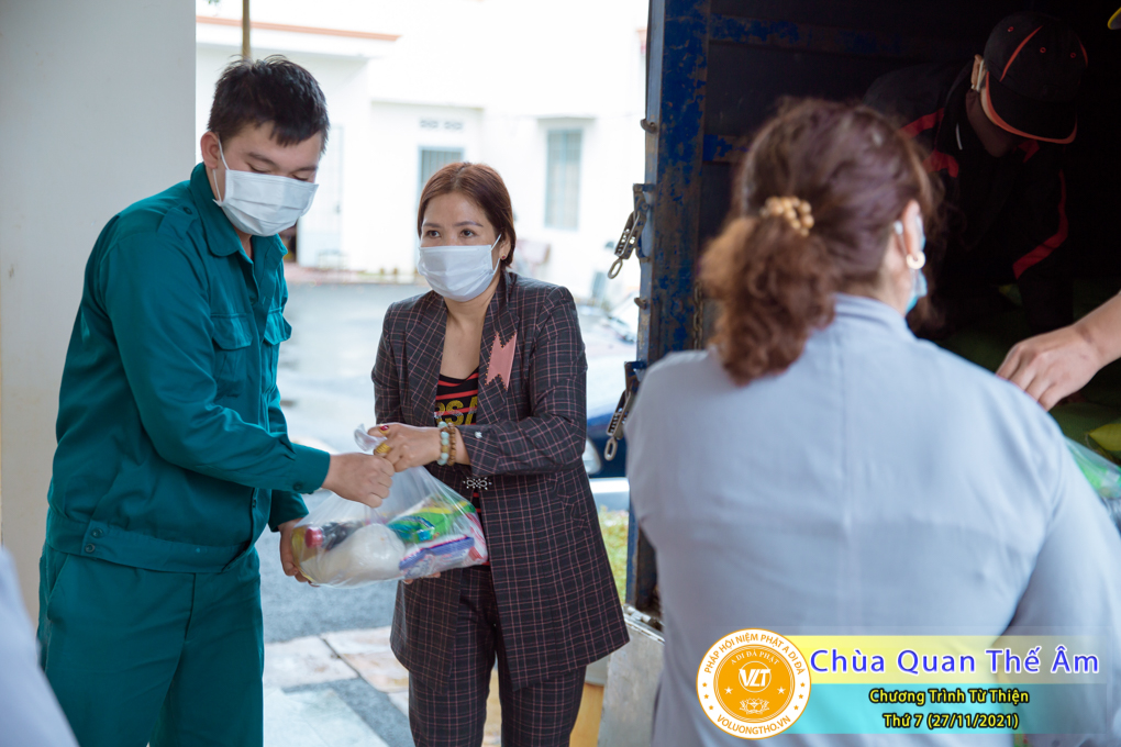 hinh-anh-tu-thien-thu-7-ngay-27-11-2021-chua-quan-the-am-duc-trong-lam-dong-14.jpg