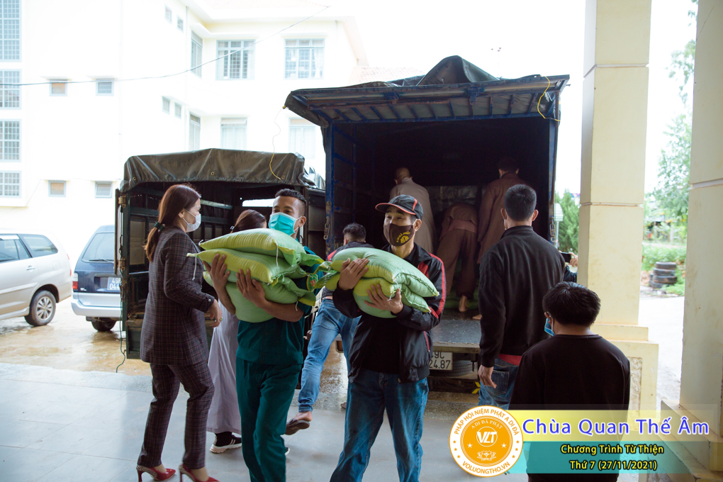 hinh-anh-tu-thien-thu-7-ngay-27-11-2021-chua-quan-the-am-duc-trong-lam-dong-31.jpg