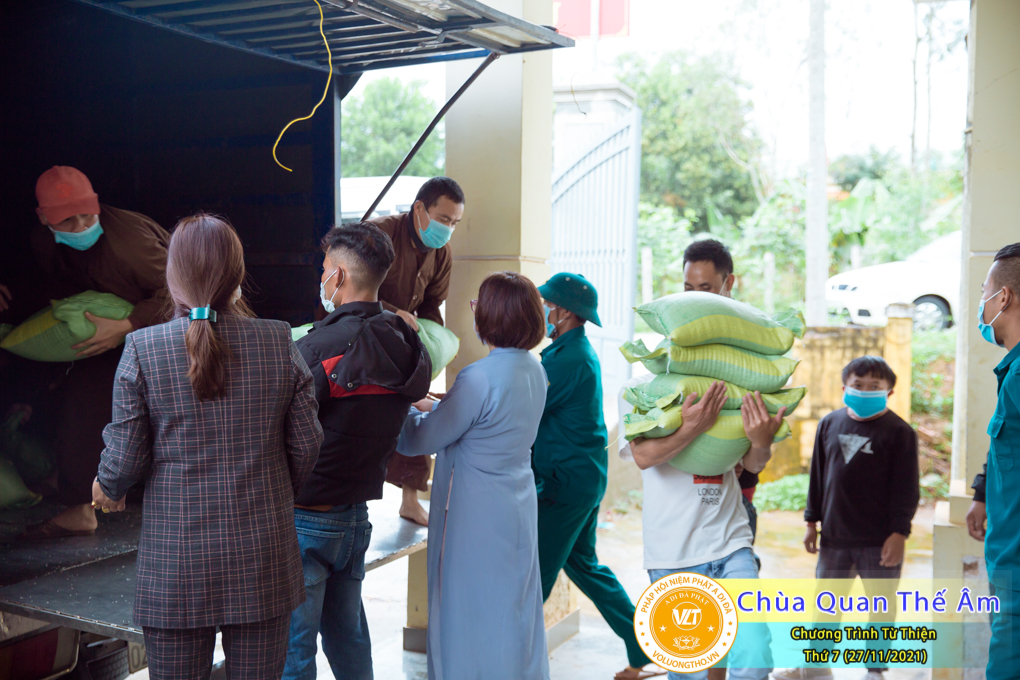 hinh-anh-tu-thien-thu-7-ngay-27-11-2021-chua-quan-the-am-duc-trong-lam-dong-32.jpg