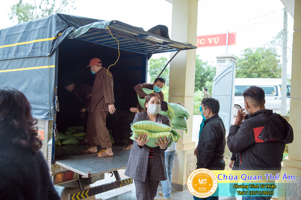 hinh-anh-tu-thien-thu-7-ngay-27-11-2021-chua-quan-the-am-duc-trong-lam-dong-37.jpg