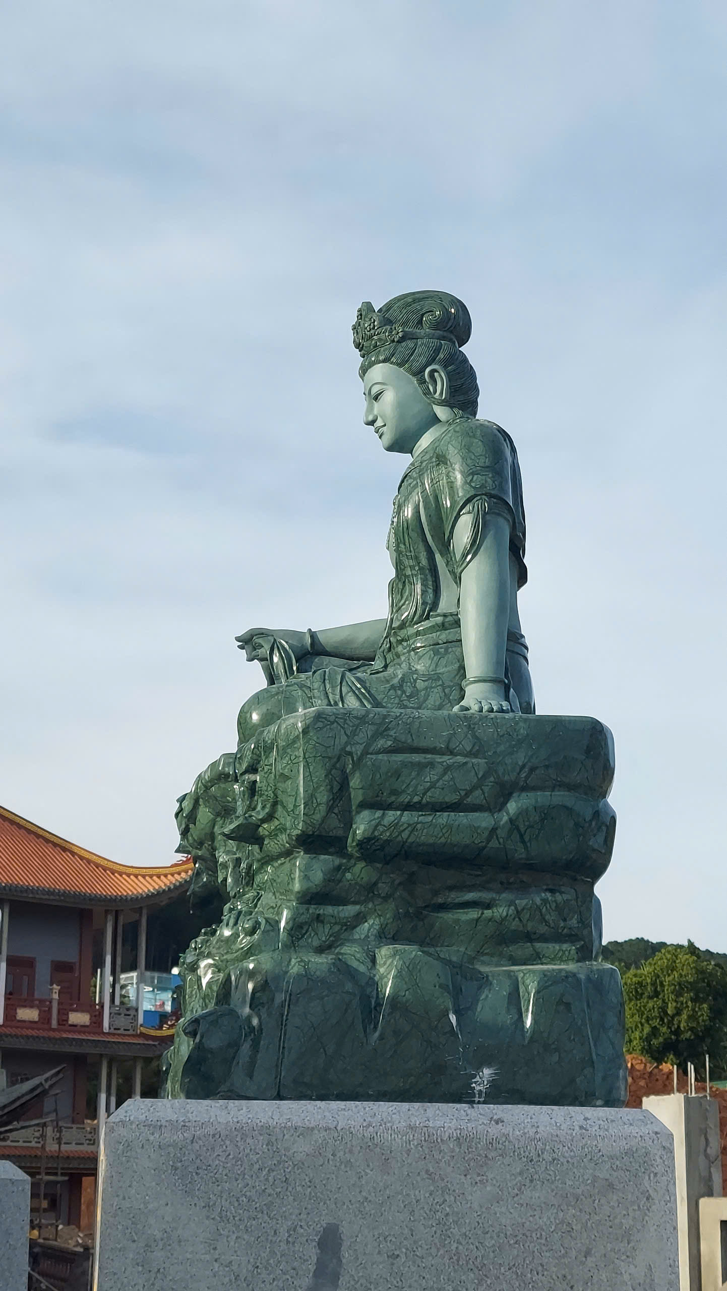 khuon-vien-tam-thanh-bang-da-va-44-tuong-quan-am-bo-tat-chua-quan-the-am-duc-trong-lam-dong-1.jpg