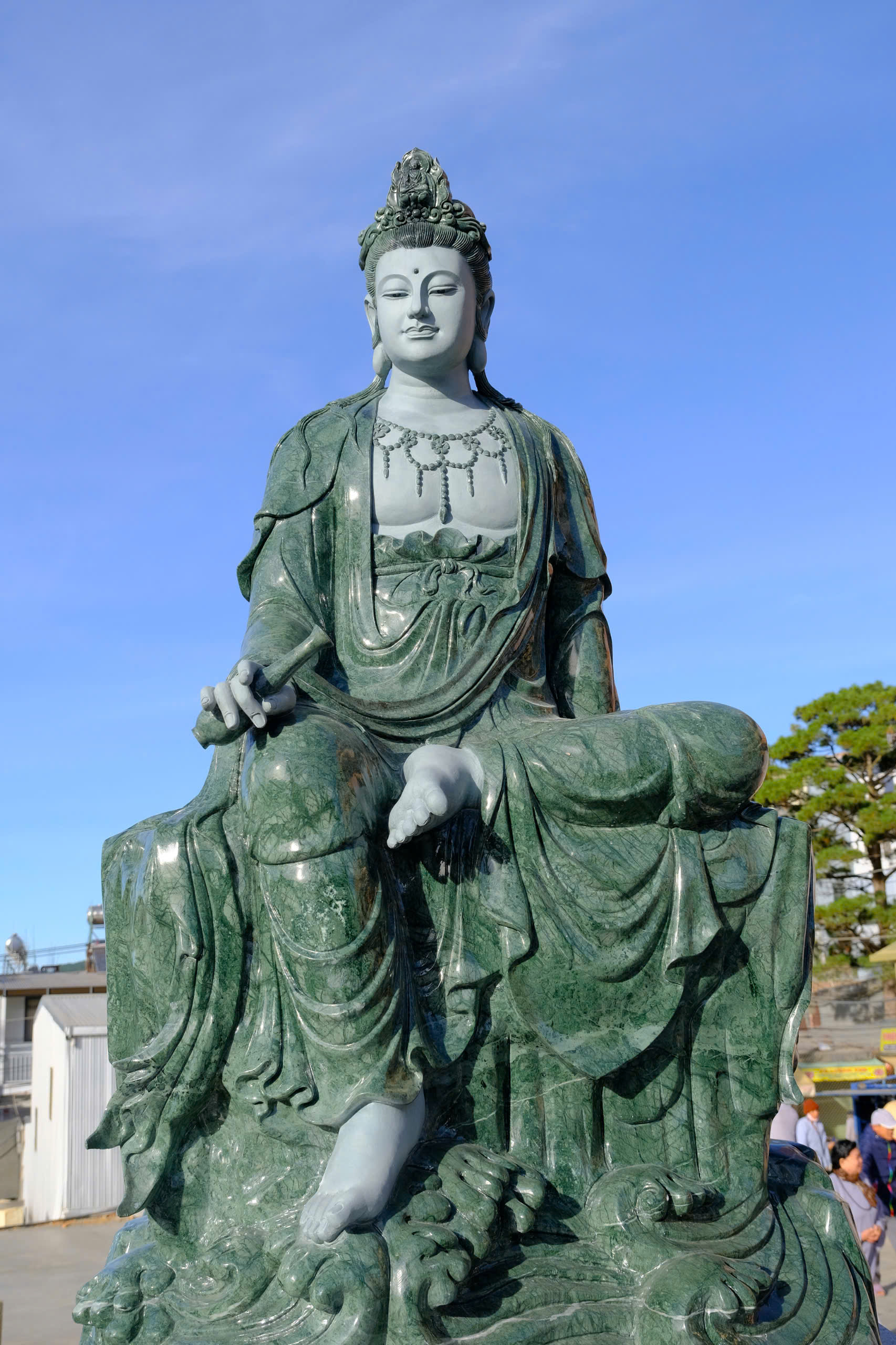 khuon-vien-tam-thanh-bang-da-va-44-tuong-quan-am-bo-tat-chua-quan-the-am-duc-trong-lam-dong-11.jpg