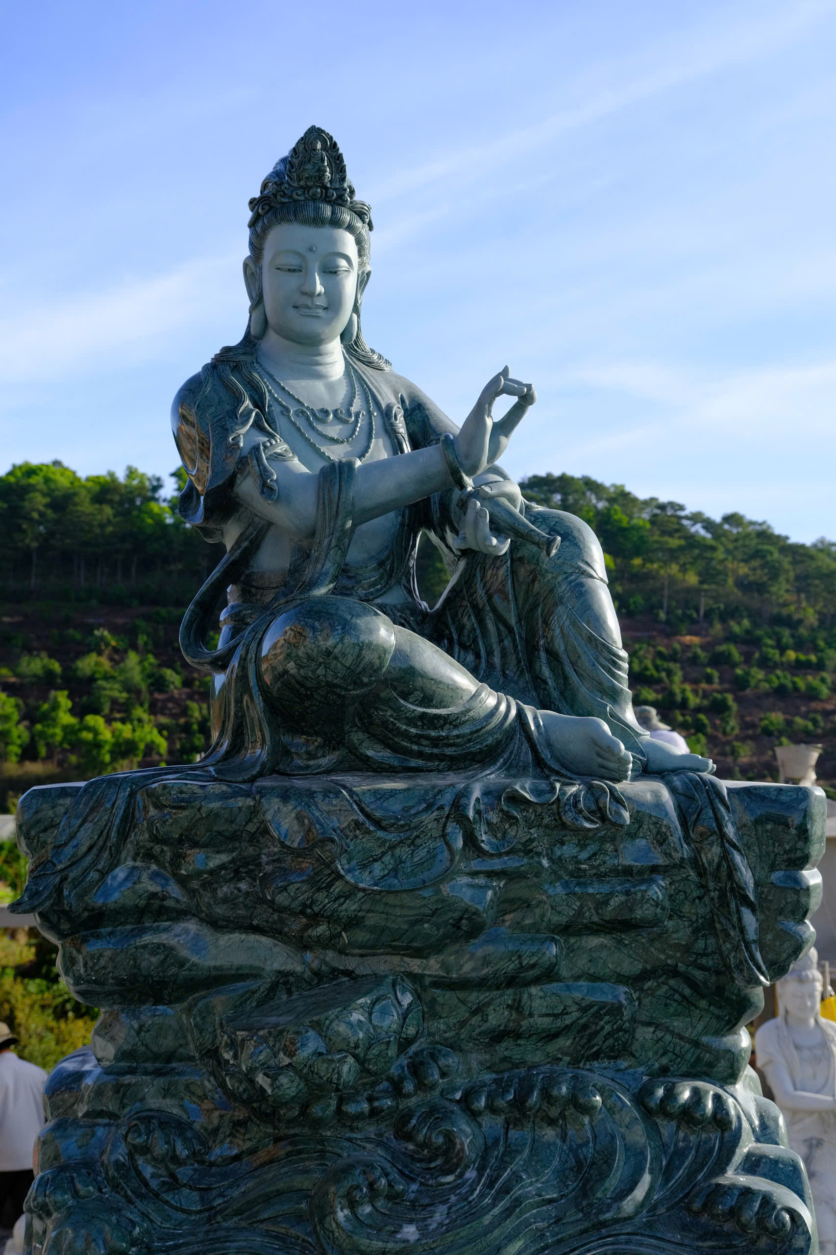 khuon-vien-tam-thanh-bang-da-va-44-tuong-quan-am-bo-tat-chua-quan-the-am-duc-trong-lam-dong-12.jpg