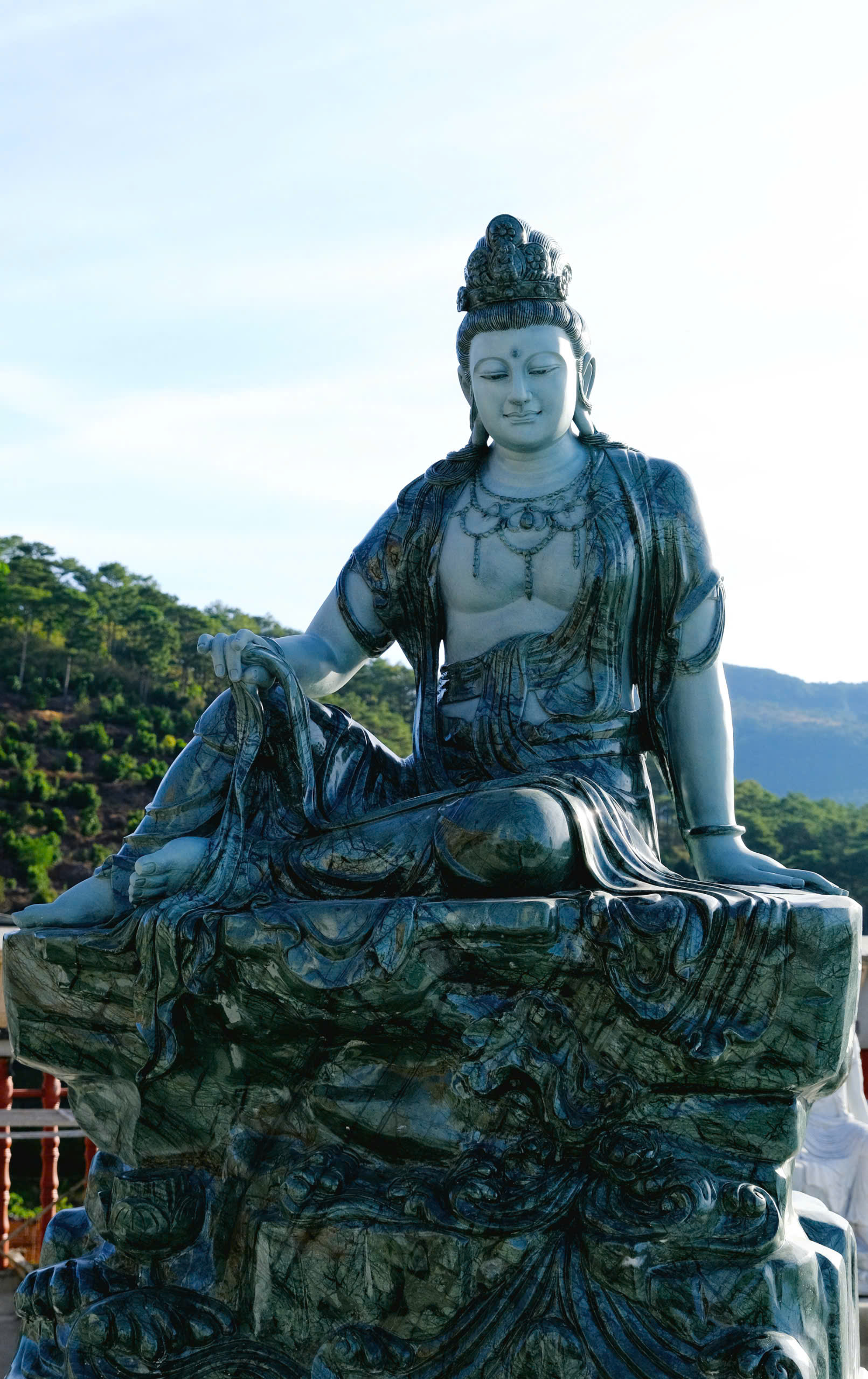 khuon-vien-tam-thanh-bang-da-va-44-tuong-quan-am-bo-tat-chua-quan-the-am-duc-trong-lam-dong-13.jpg