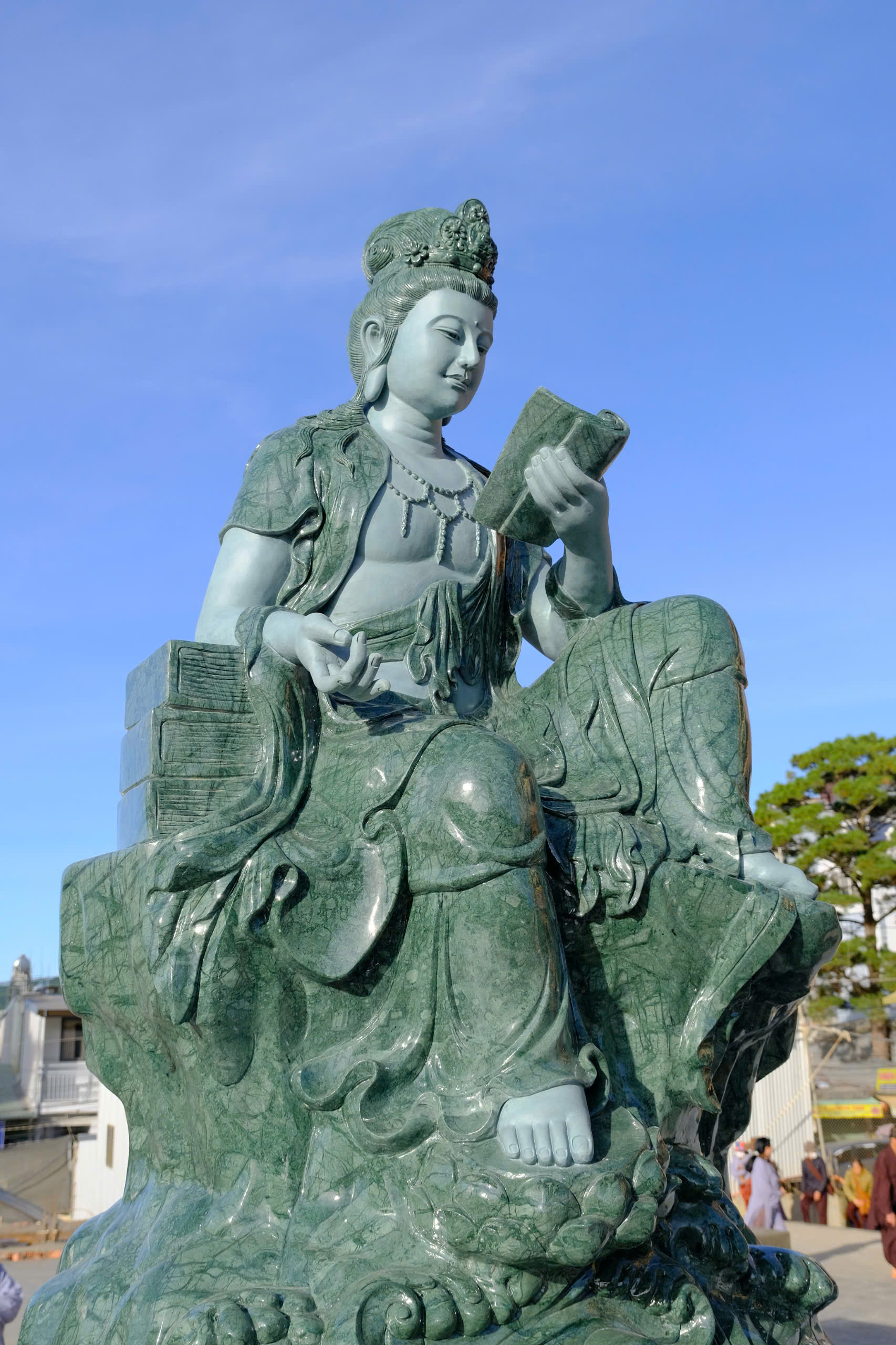 khuon-vien-tam-thanh-bang-da-va-44-tuong-quan-am-bo-tat-chua-quan-the-am-duc-trong-lam-dong-14.jpg