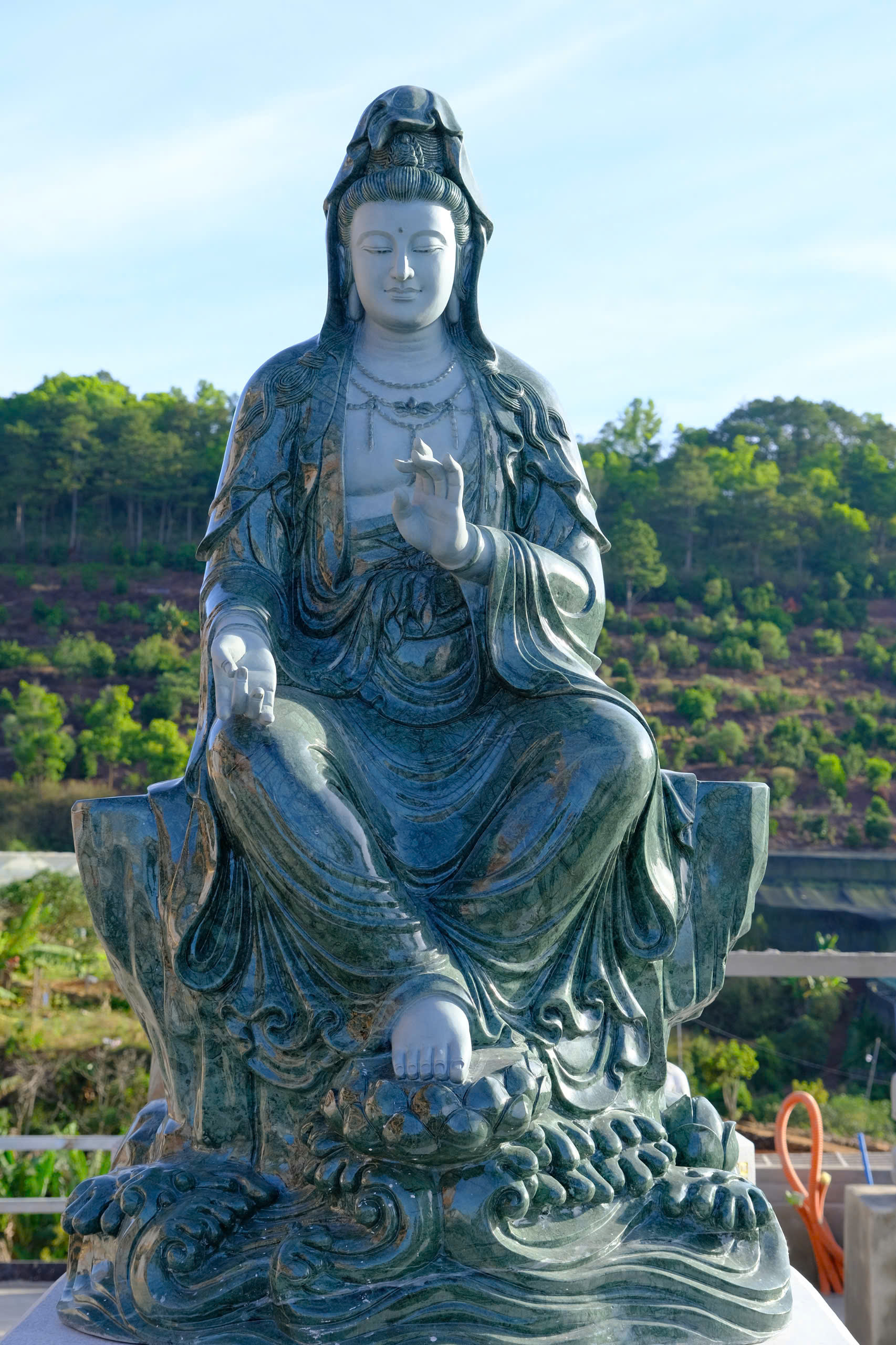 khuon-vien-tam-thanh-bang-da-va-44-tuong-quan-am-bo-tat-chua-quan-the-am-duc-trong-lam-dong-16.jpg