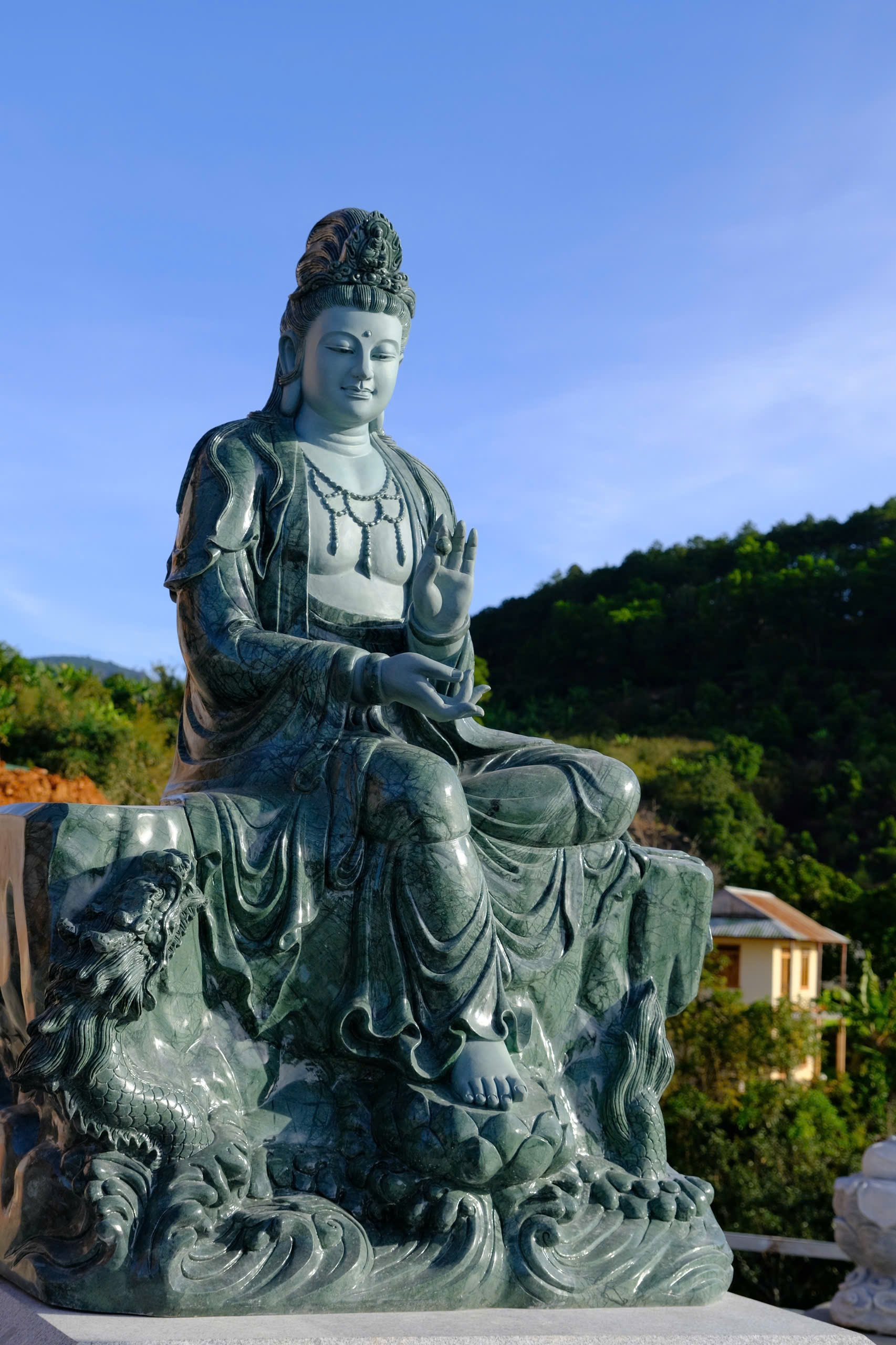 khuon-vien-tam-thanh-bang-da-va-44-tuong-quan-am-bo-tat-chua-quan-the-am-duc-trong-lam-dong-19.jpg