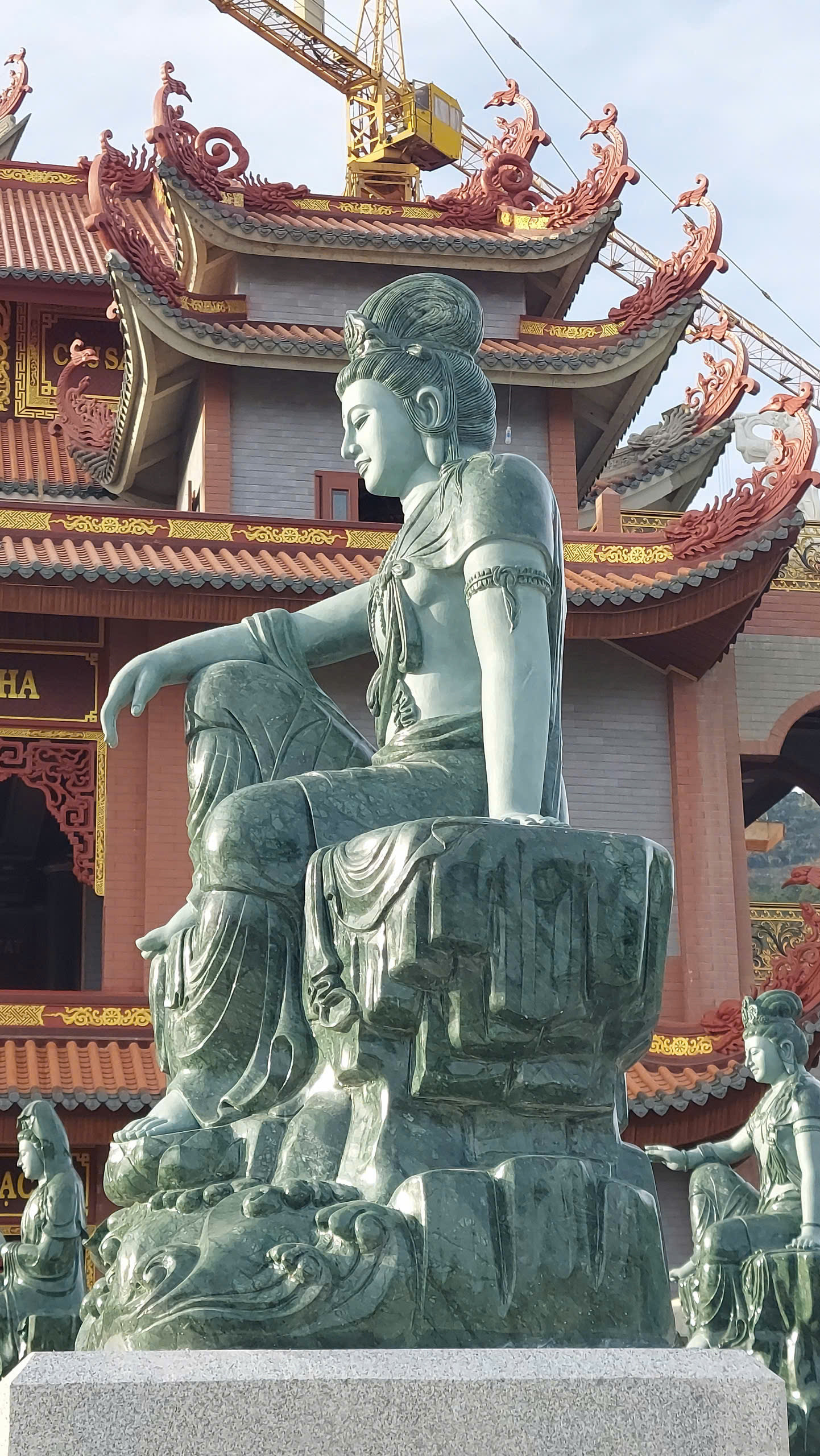 khuon-vien-tam-thanh-bang-da-va-44-tuong-quan-am-bo-tat-chua-quan-the-am-duc-trong-lam-dong-2.jpg