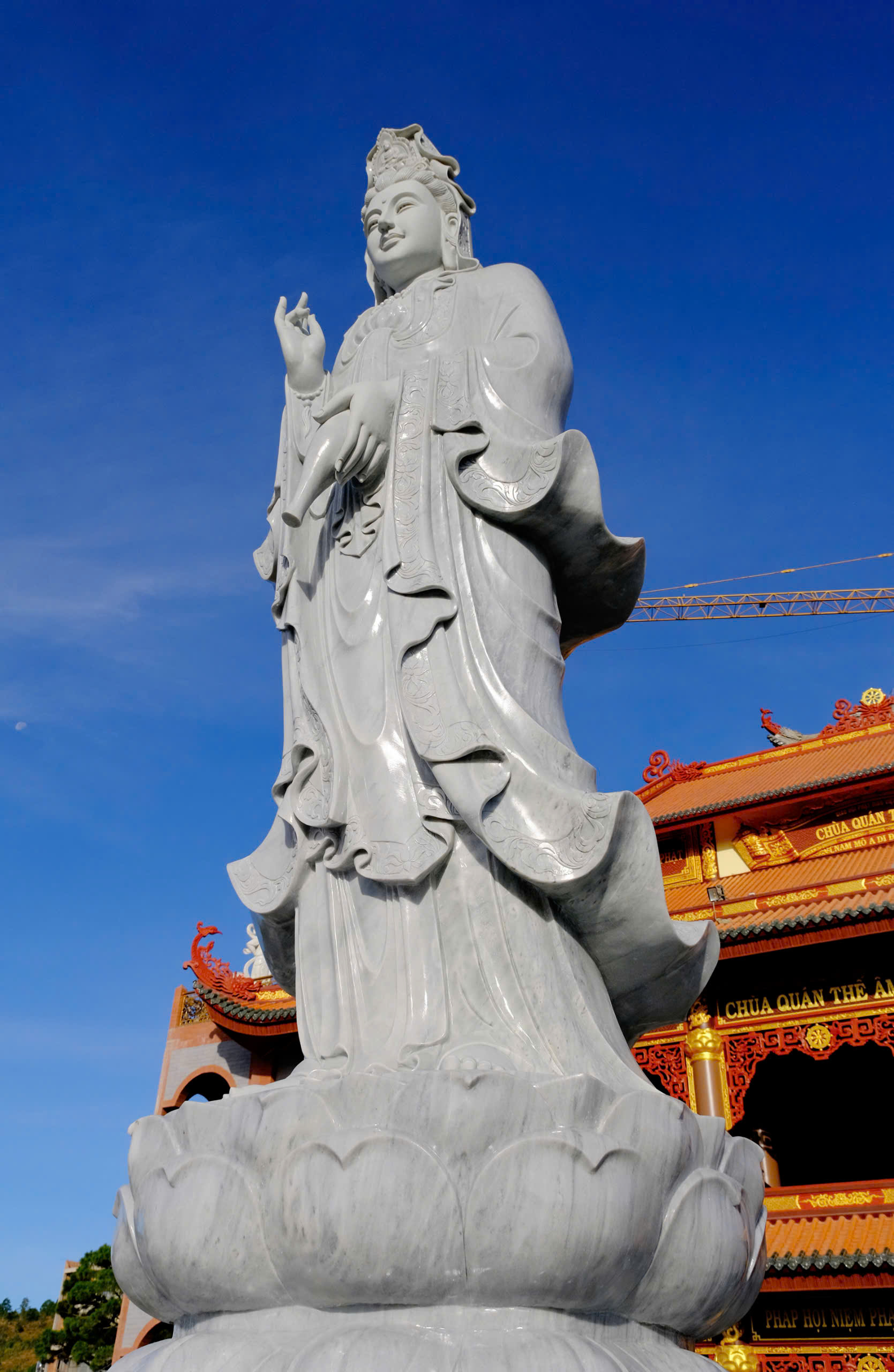khuon-vien-tam-thanh-bang-da-va-44-tuong-quan-am-bo-tat-chua-quan-the-am-duc-trong-lam-dong-4.jpg