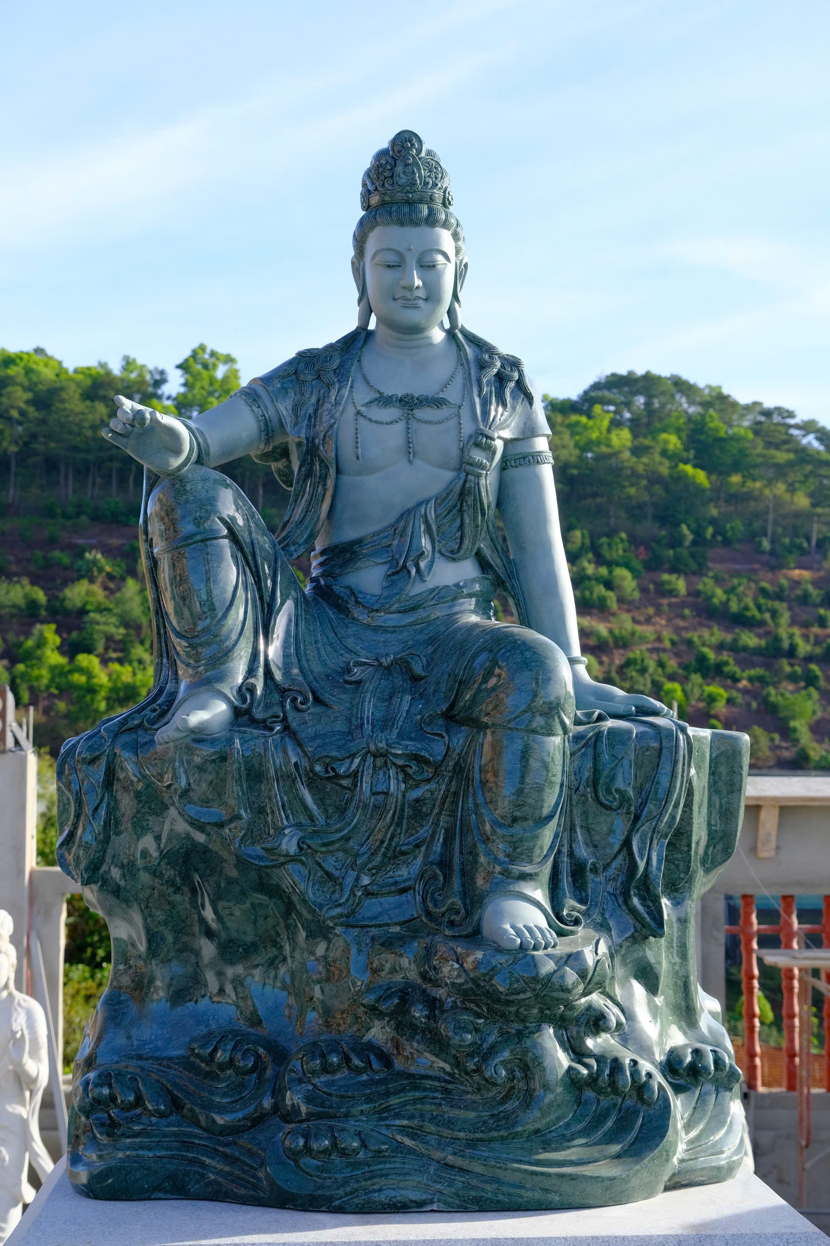 khuon-vien-tam-thanh-bang-da-va-44-tuong-quan-am-bo-tat-chua-quan-the-am-duc-trong-lam-dong-7.jpg