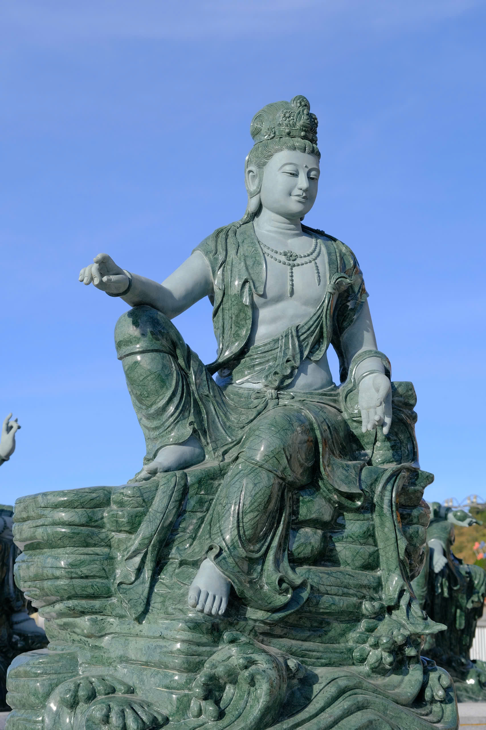 khuon-vien-tam-thanh-bang-da-va-44-tuong-quan-am-bo-tat-chua-quan-the-am-duc-trong-lam-dong-8.jpg